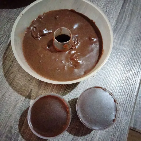 Cuci cetakan dengan air matang. Tuang puding ke dalamnya
