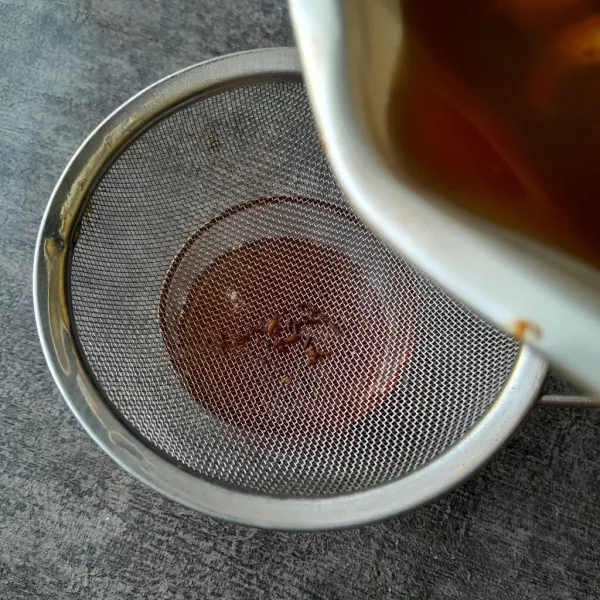 Saring teh, lalu masukkan ke dalam gelas.