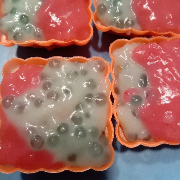 Tuang kedua adonan ke dalam cetakan. Proses ini harus cepat, karena adonan cepat sekali mengeras. Setelah masuk ke cetakan, hentak-hentakkan. Tunggu hingga benar-benar dingin agar bisa dikeluarkan dari cetakan.