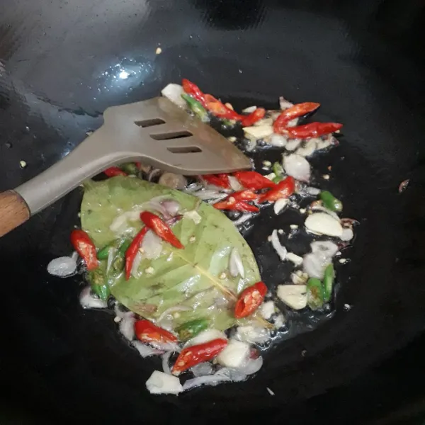 Panaskan minyak goreng dalam wajan. Masukkan cabe dan duo bawang. Masukkan juga daun salam. Tumis sampai harum.
