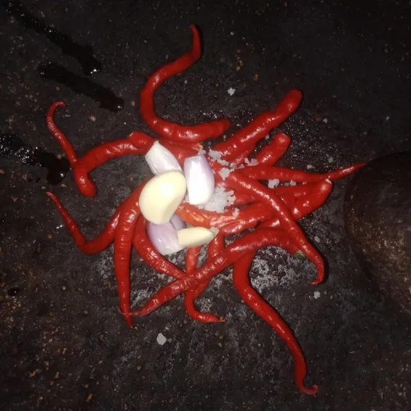 Giling cabe dan bawang hingga halus.
