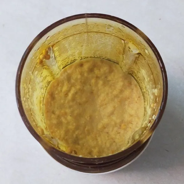 Siapkan bahan bumbu halus, kemudian haluskan dengan blender.