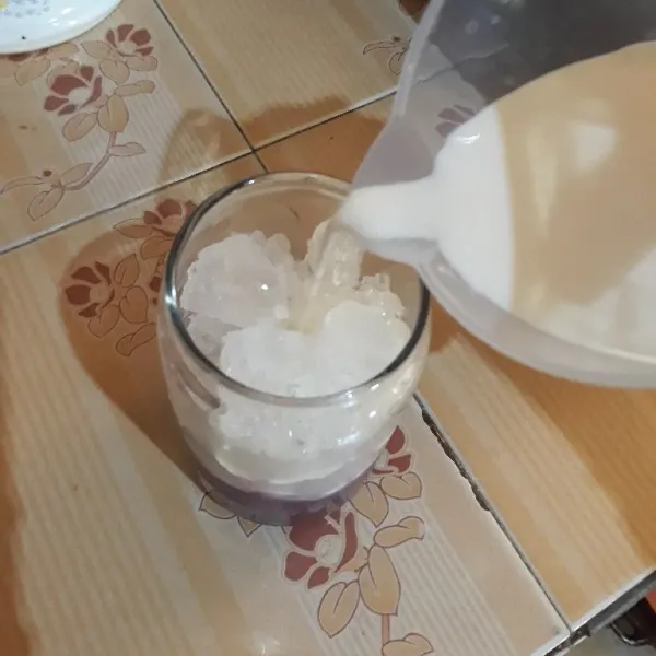 Tuang susu cair hingga memenuhi gelas lalu sajikan
