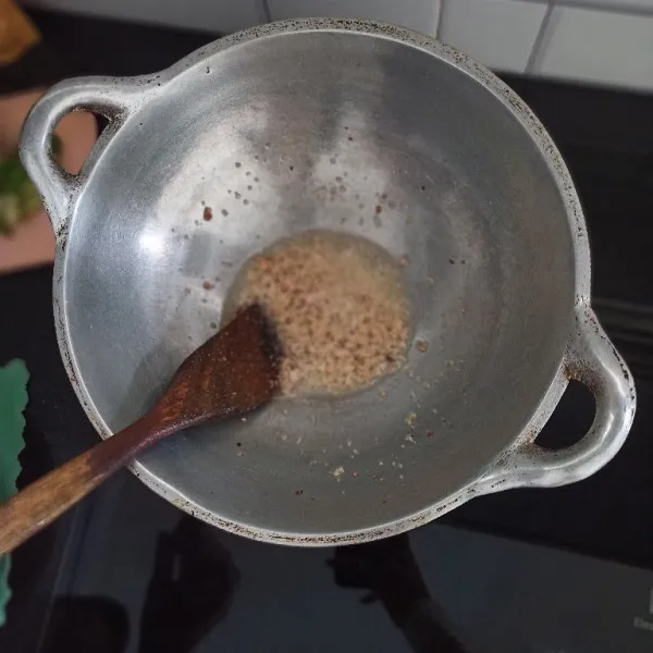 Tumis bumbu hingga harum.