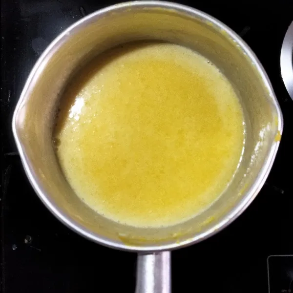 Siapkan panci lalu masukkan air, gula pasir, bubuk jelly, agar-agar dan adonan cream cheese. Aduk rata hingga tercampur rata. Nyalakan api kecil, masak adonan hingga mendidih sambil terus diaduk kemudian sisihkan.