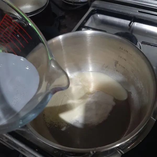 Sementara sedang megocok telur, masak campuran: agar-agar, skm, susu bubuk, susu cair dan yogurt masak hingga mengental.