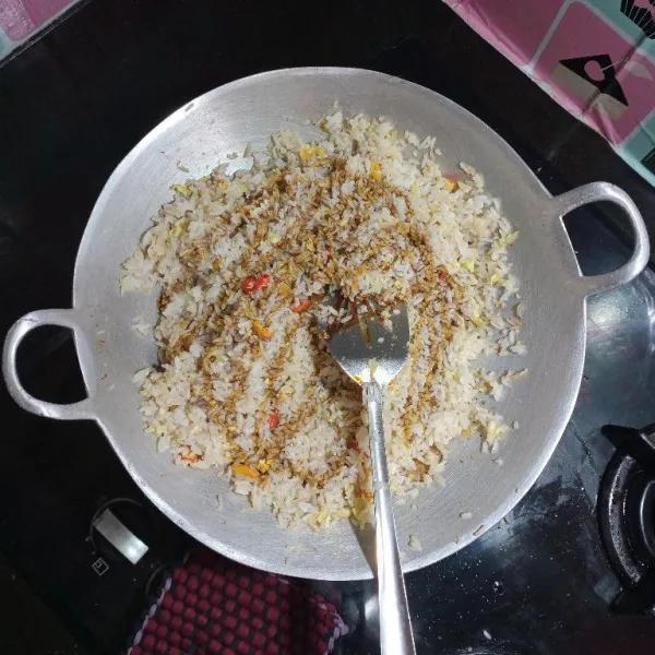 Kemudian masukan secukup nya kecap manis, aduk hingga rata, kecilkan api.