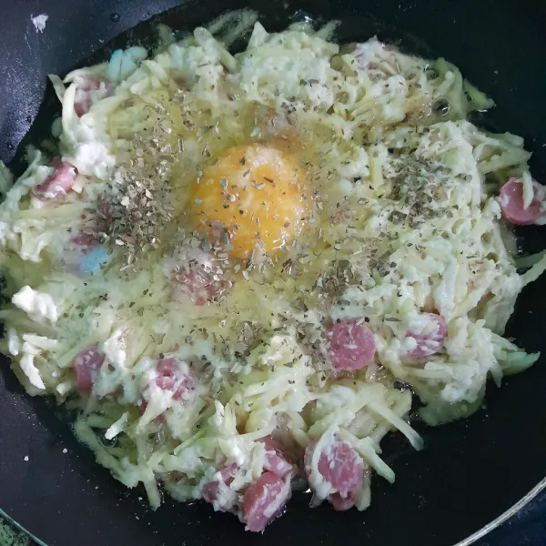 Masukkan telur pada bagian tengah, tambahkan garam, parsley dan merica, lalu masak sampai kedua sisi matang.