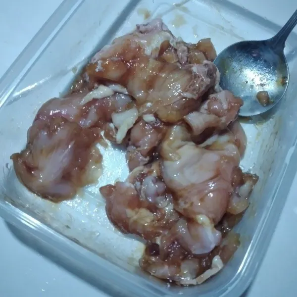 Marinasi ayam dengan saos tiram dan lada bubuk, baluri sambil dipijit-pijit ayamnya supaya lebih meresap.