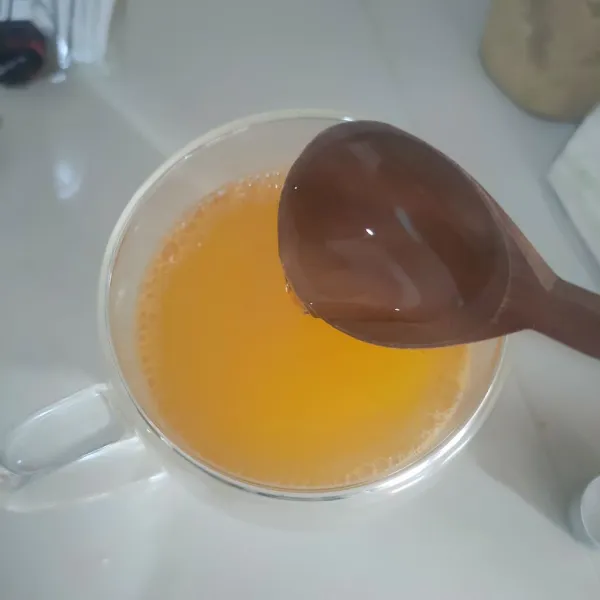 Saring air jamu, tambahkan madu dan cuka apel.