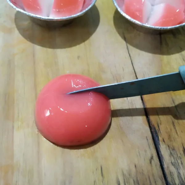 Lepaskan jelly dari cetakan lalu iris silang namun jangan sampai putus. Tata jelly di atas alumunium foil.