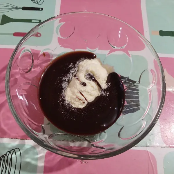 Buat toping cokelat, campur susu bubuk dan susu kental manis cokelat.