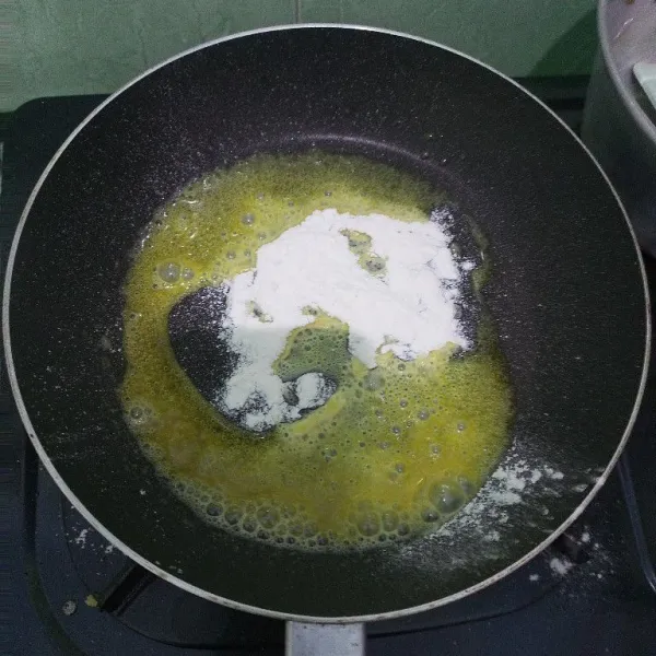 Panaskan mentega dan tepung terigu lalu aduk hingga tercampur.