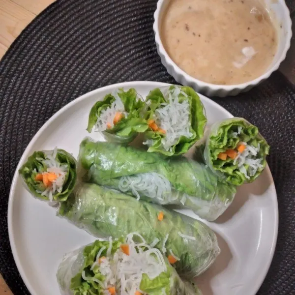 Veggies roll bisa disajikan dengan saus wijen ini atau saos bangkok.