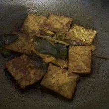 Rebus hingga bumbu meresap ke dalam tempe dan air menyusut.