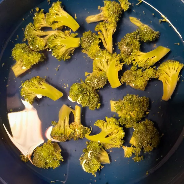 Bersihkan brokoli lalu rendam dengan air garam.