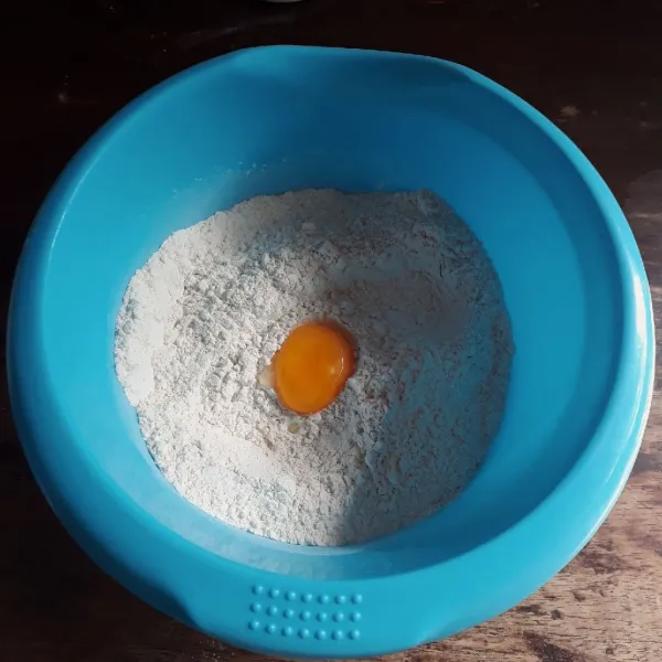 Campurkan tepung terigu, gula dan ragi lalu tambahkan kuning telur.