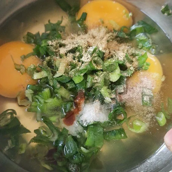 Campur telur, daun bawang iris kaldu bubuk, garam, lada, saus tiram, kocok sampai berbusa dan rata.