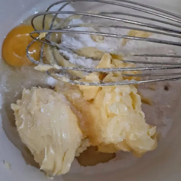 Aduk hingga creamy margarin, mentega, gula, telur, vanili.
