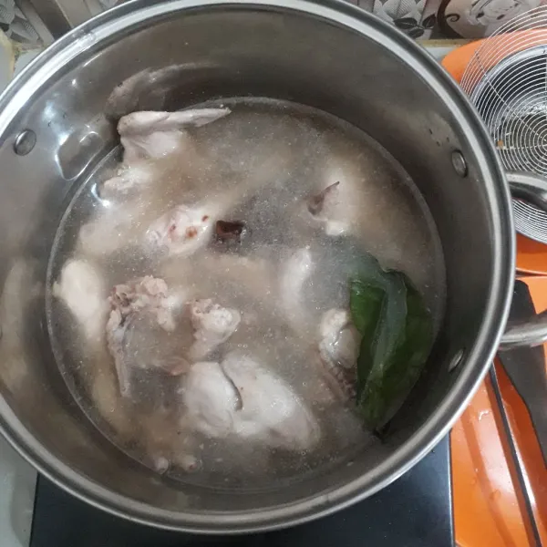 Siapkan panci berisi air lalu masukkan ayam yang telah direbus bersama bumbu halus. Tambahkan daun salam dan lengkuas, rebus sampai air mendidih.