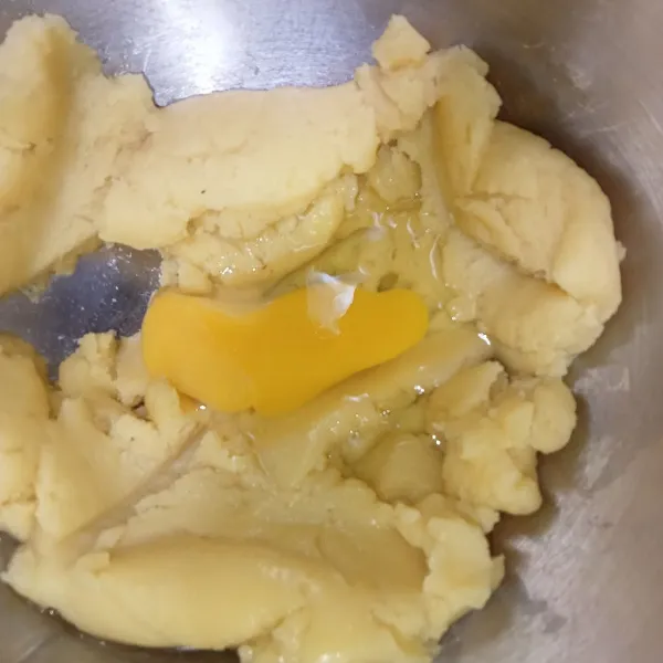 Tunggu adonan hingga dingin. Kemudian masukkan telur satu persatu sambil diaduk menggunakan spatula atau dimixer dengan kecepatan rendah hingga tercampur rata (jangan terlalu sering diaduk supaya tidak terlalu lembek).
