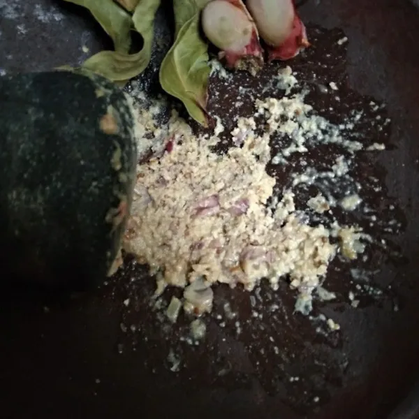 Haluskan bawang merah, bawang putih, ketumbar, kemiri dan garam.