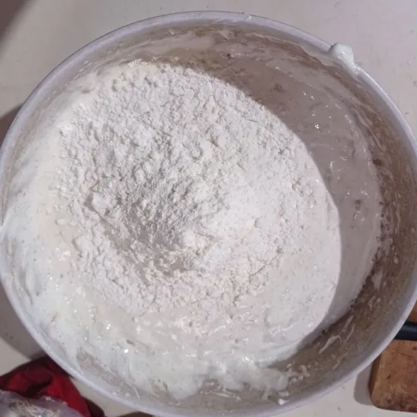 Masukkan tepung terigu, mixer asal rata.