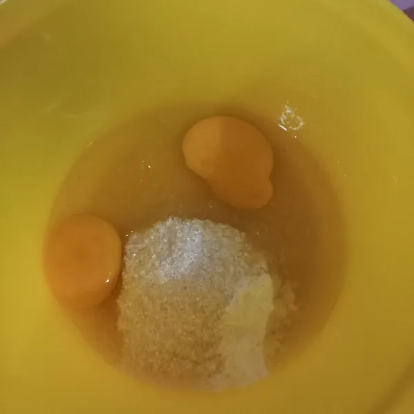 Kocok telur, gula, dan soda kue, aduk dengan mixer berkecepatan tinggi hingga kaku.