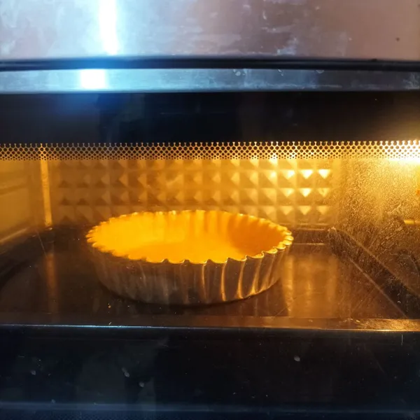 Keluarkan tart dari freezer dan diamkan beberapa menit lalu panggang tart di oven yang sudah dipanaskan terlebih dahulu selama 35 menit suhu 170 derajat celcius