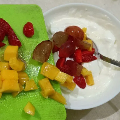 Masukkan potongan buah-buahan, aduk rata dan sisihkan.