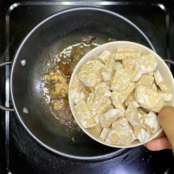 Tambahkan tempe, lalu aduk rata.