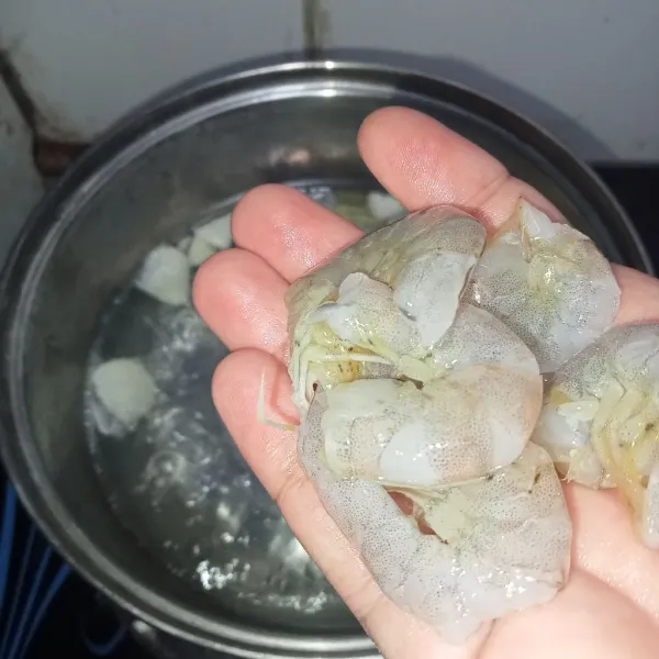 Rebus air untuk kuah hingga mendidih, lalu masukkan bawang merah, bawang putih iris, dan udang.