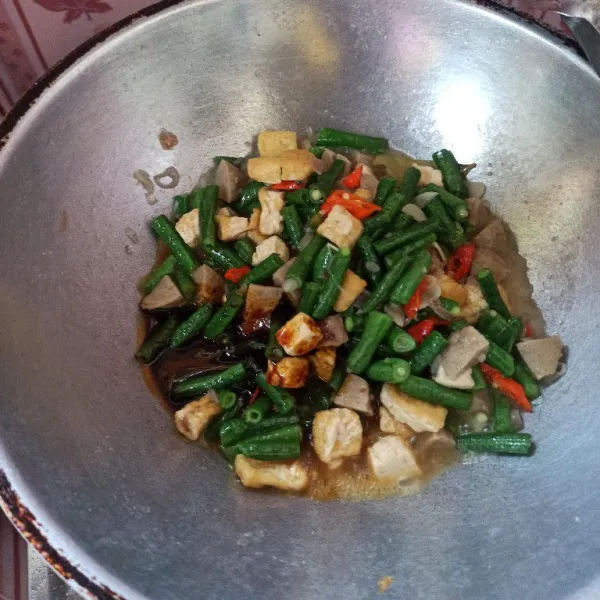 Selanjutnya bumbui dengan garam, gula, kaldu jamur dan saus tiram, aduk rata.