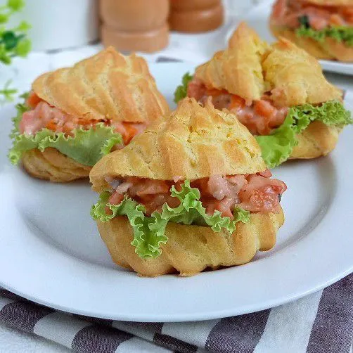 Belah bagian tengah sus, kemudian isi dengan ragout dan selada. Sajikan.
