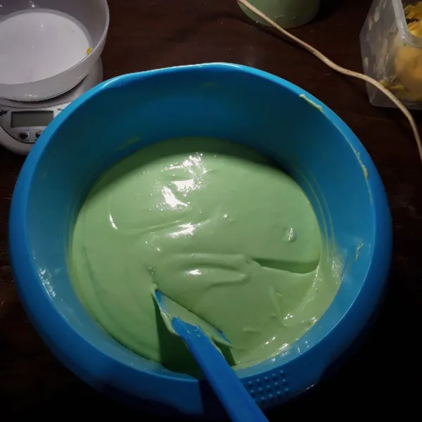 Tambahkan margarin, aduk balik dengan spatula.