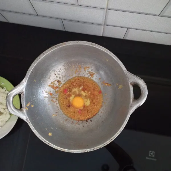 Masukkan telur lalu orak-arik hingga merata dengan bumbu.