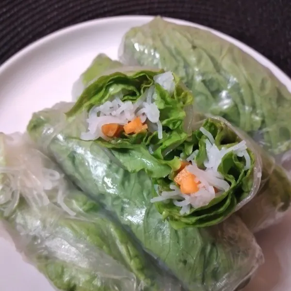 Gulung rice paper hingga bahan habis.