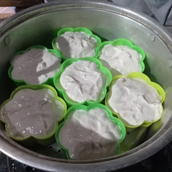 Kemudian kukus sampai matang selama 15 menit, tutup diberi kain bersih.