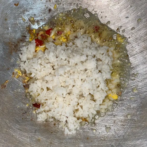 Masukkan nasi, lalu aduk rata dengan bahan lain.