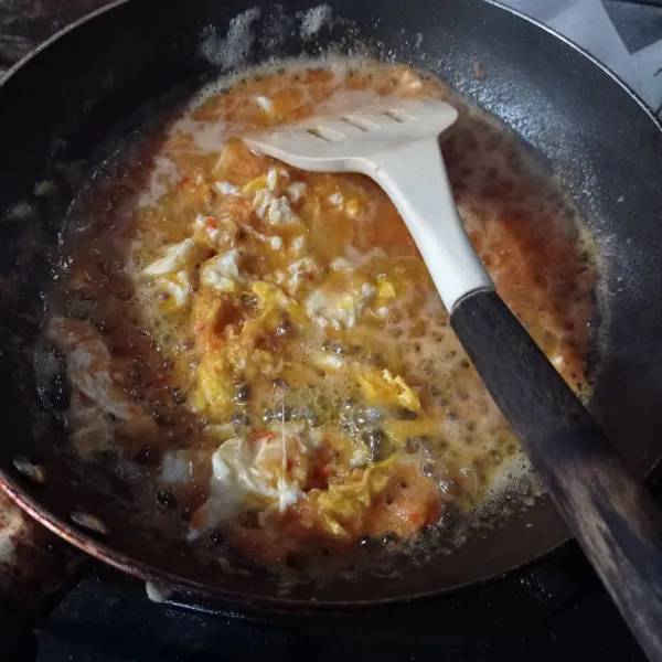Buat telur orak-arik sampai matang, masukkan bumbu halus lalu aduk rata dan masak sampai matang.