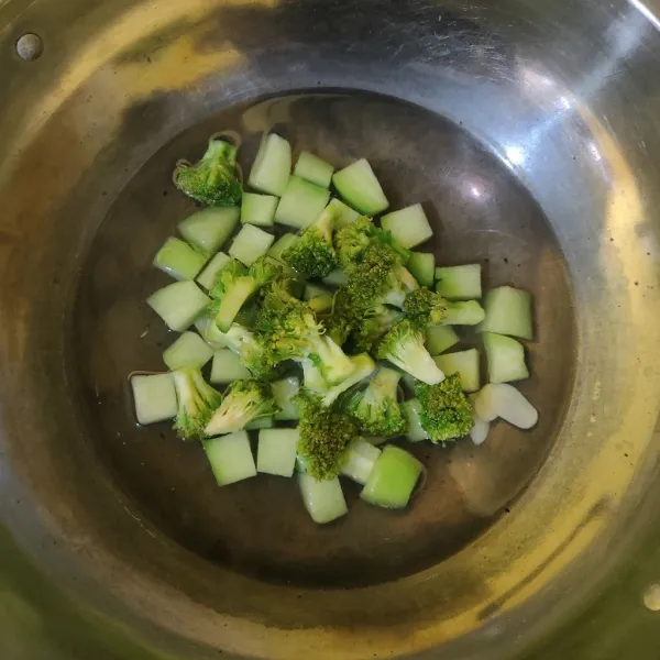Masukkan brokoli, kaldu bubuk dan garam. Masak hingga mendidih, tes rasa.