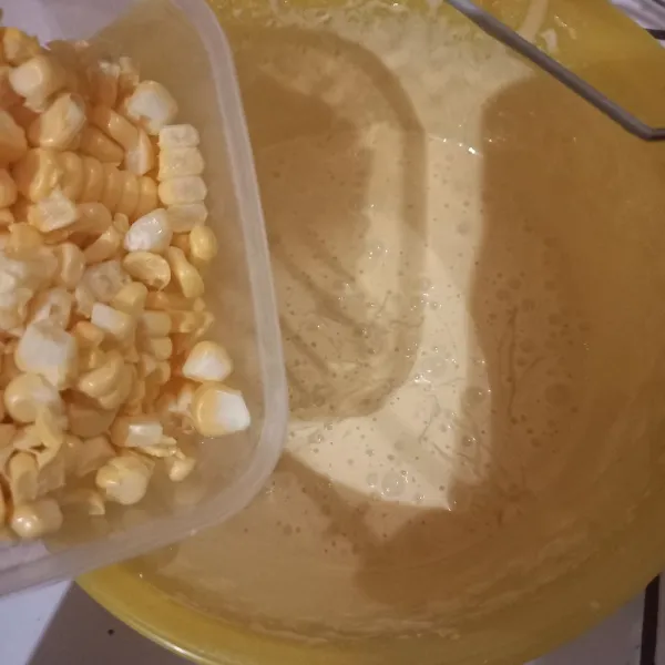 Masukkan mentega cair, lalu aduk. Masukkan jagung dan kental manis, aduk lagi hingga rata.