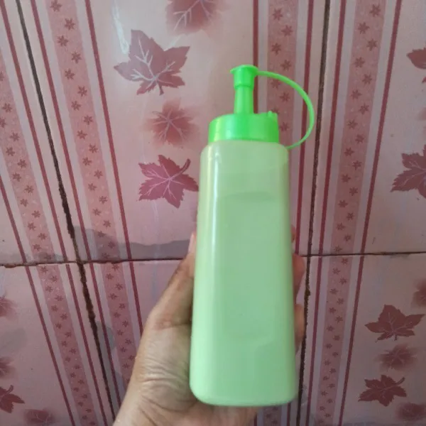 Selanjutnya masukkan adonan ke dalam botol.