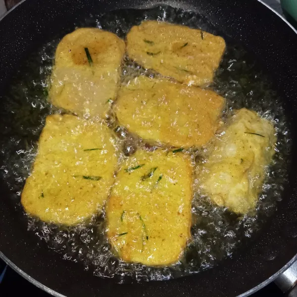 Panaskan minyak lalu masukkan tempe dan goreng tempe hingga kuning keemasan. Angkat tiriskan dan sajikan.