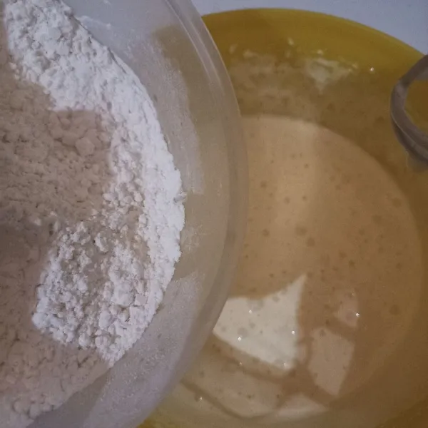 Tambahkan tepung yang sudah dicampur baking powder sedikit demi sedikit sambil diaduk.