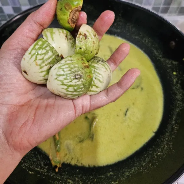 Setelah itu masukkan terong yang sudah dipotong-potong, masak hingga setengah empuk.