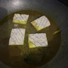Masukkan potongan tempe ke dalam wajan.