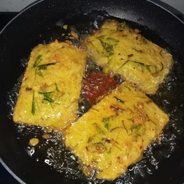 Panaskan minyak secukupnya, lalu masukkan tempe goreng hingga kuning keemasan, angkat tiriskan dan sajikan.