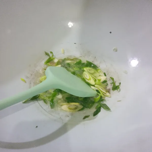 Tumis daun bawang hingga harum.