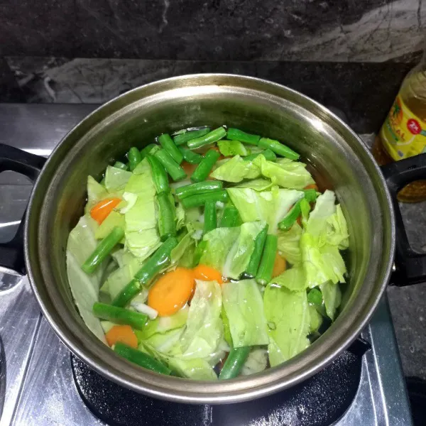 Masukkan sayuran, bawang prei dan saledri, masak hingga sayuran matang.